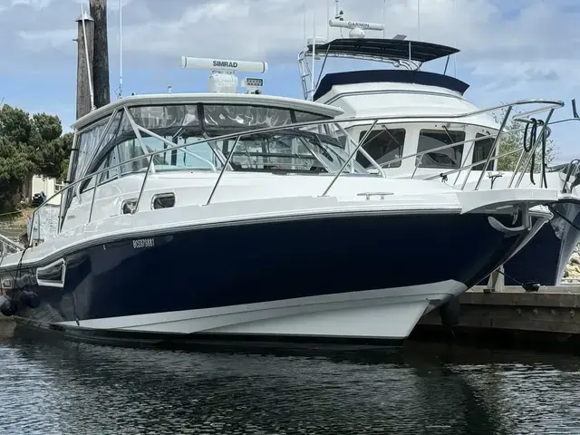 Boston Whaler Defiance 34