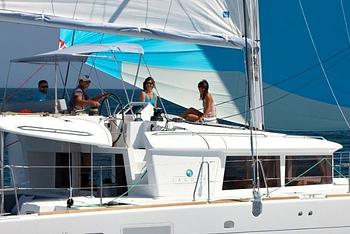 Lagoon 450 Review: Flybridge or SporTop